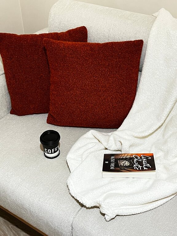 How to Create a Cozy and Inviting Living Room Space